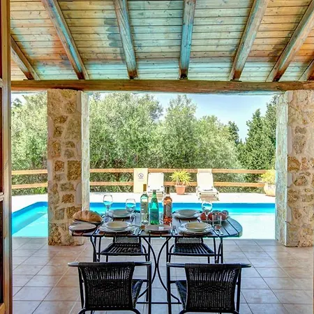 Sleeps 4 Pool Air Con Wifi *