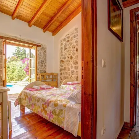 Sleeps 4 Pool Air Con Wifi * Khalikerí