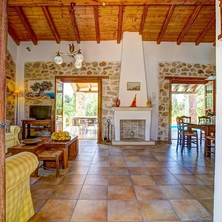 Sleeps 4 Pool Air Con Wifi * Khalikerí