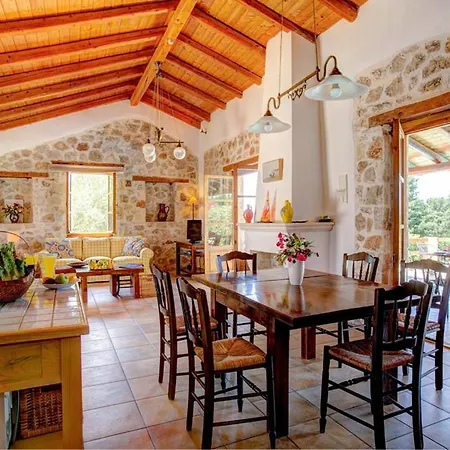 Sleeps 4 Pool Air Con Wifi * Khalikerí