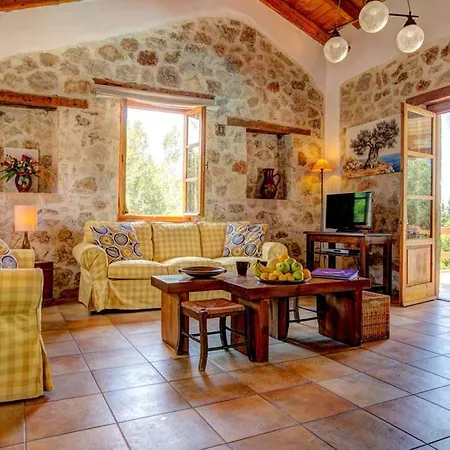 Sleeps 4 Pool Air Con Wifi * Khalikerí