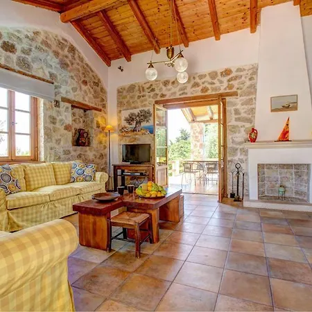 Sleeps 4 Pool Air Con Wifi * Khalikerí