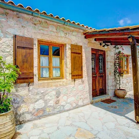 Sleeps 4 Pool Air Con Wifi * Khalikerí